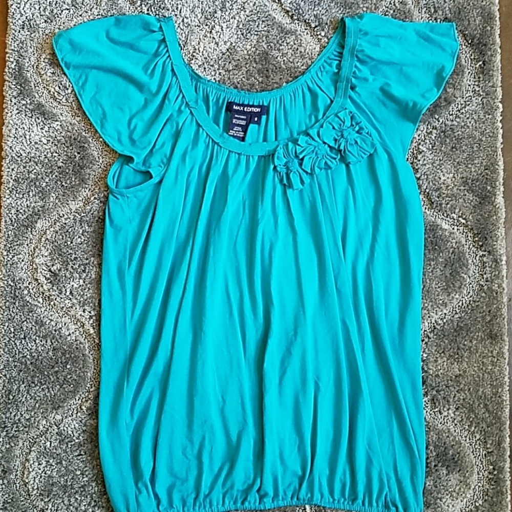 💟 Teal Top with Flower Detail